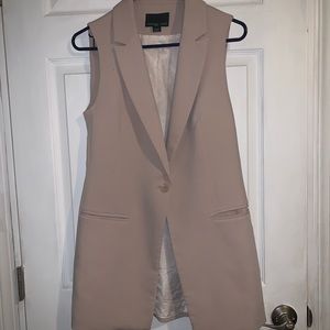 Sleeveless blazer